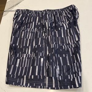 Under armour mens shorts large worn once